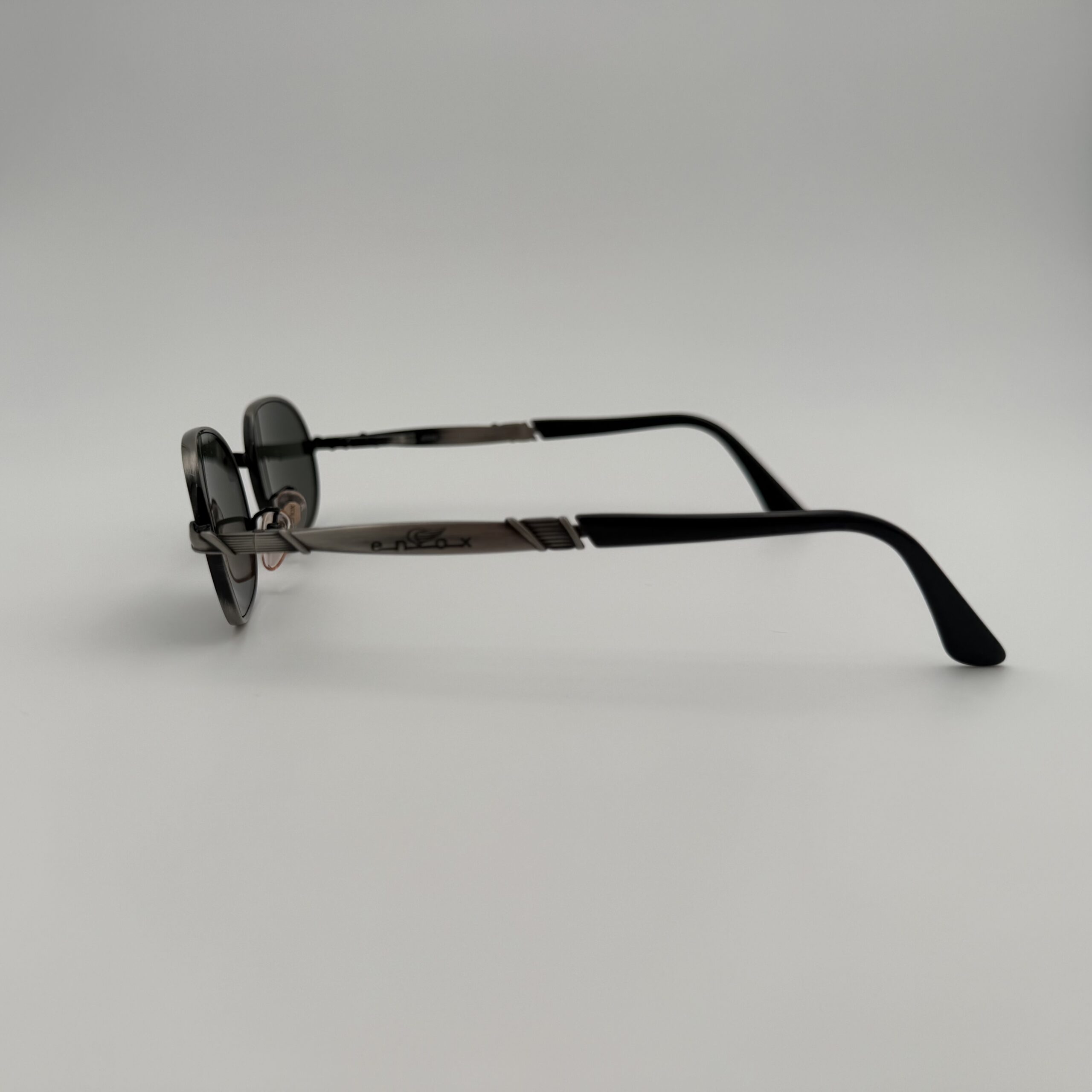 Enox Eyewear Vintage 90s – Modello Ovale Industrial in Metallo Gunmetal - immagine 4