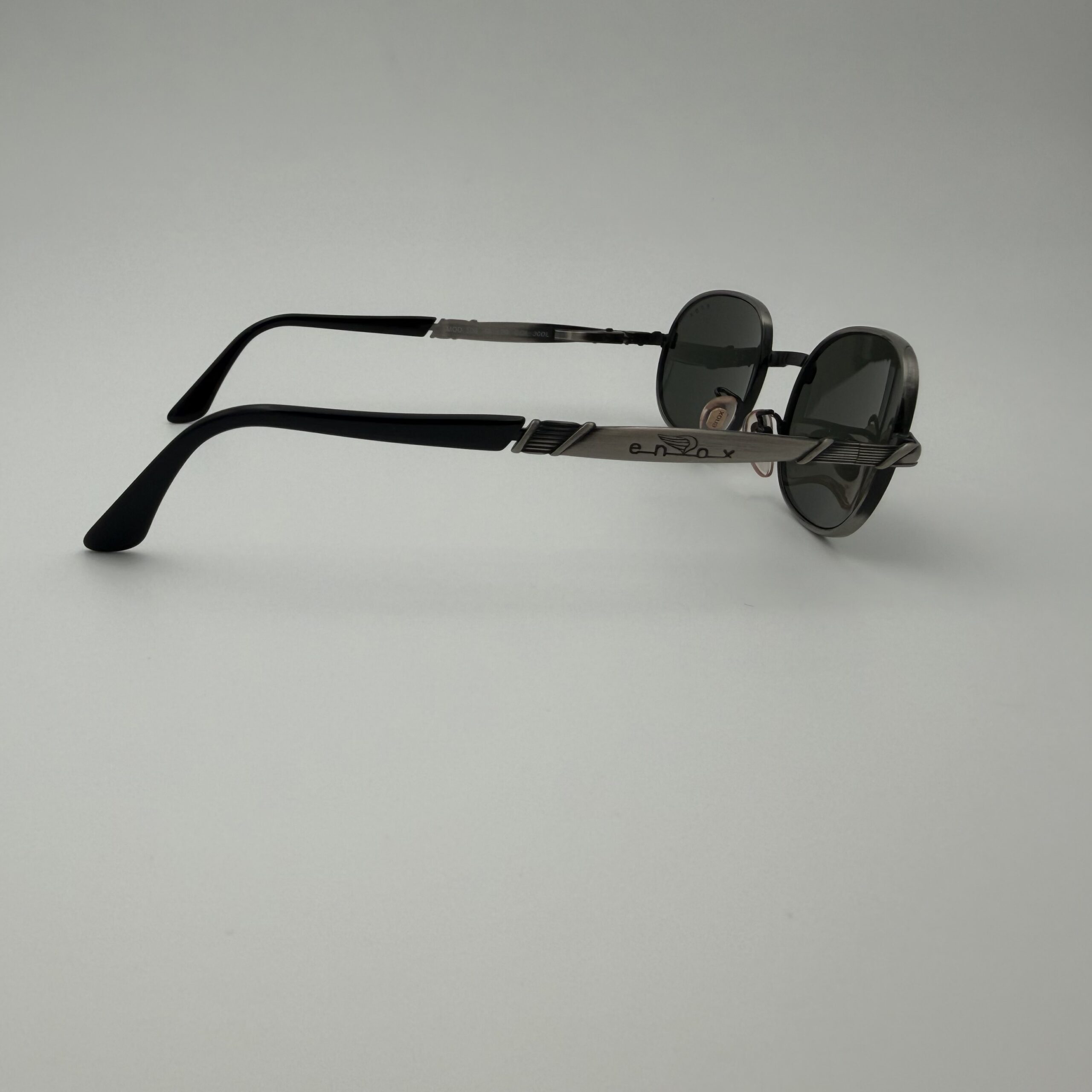 Enox Eyewear Vintage 90s – Modello Ovale Industrial in Metallo Gunmetal - immagine 5