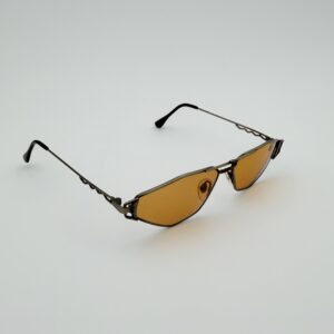 Occhiali da Sole Vintage Cat-Eye Geometrici – Finitura Gunmetal e Lenti Ambrate