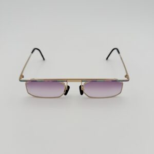 cchiali da Sole Vintage Avant-Garde – Montatura Rettangolare Oro con Ciglia Multicolor e Lenti Lavanda